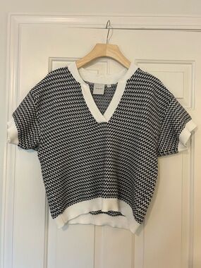 Varley Short Sleeve V-Neck Knit Top in Black & White, Size Small